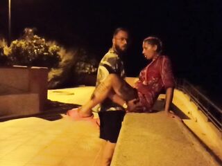 Sesso in spiaggia pubblica (con guardone)