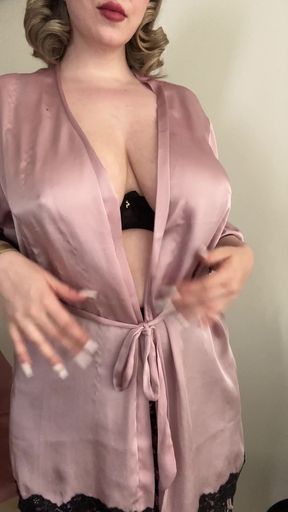 Rose-clad babe reveals her body in a sexy robe