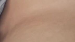 Masturbándome con el vibrador en la noche