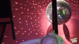 Sæd i munden, gruppesex – hardcore film med barmfagre strippere med store bryster Cindy Behr, Kat Lee og Tracey Venus, der bliver analfucket af Ben Dover og Pascal White