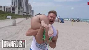 Ria Rox & Cleo 's Beachside BJs and Boobs