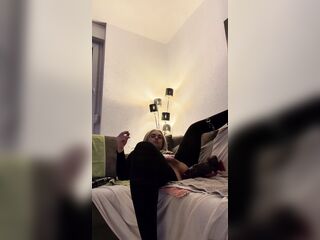 Luna presents her anal skills
