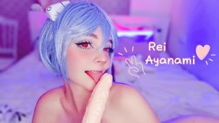 Rei Ayanami Cosplayar Slampa med Söta Små Bröst Knullade i Hentai Klipp