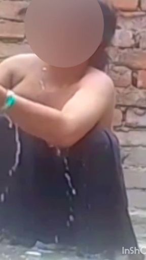 Hot desi girl has gone to take bath after doing housework, neighbor's house neighbor ne haat   Clip 1