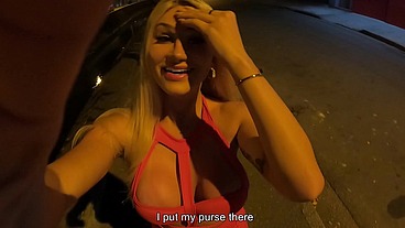 FUI PRA RUA PEDIR UM TAXI E GOZEI SENTANDO NO MOTORISTA