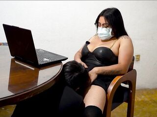 PREFIERE QUEDARSE CONMIGO EN LUGAR DE IR AL GYM. ME PIDE IPHONE A CAMBIO DE SU PUCHITA