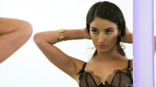 Dredd và Jules Jordan "xử" cô nàng nhỏ nhắn Emily Willis với vòng ba săn chắc