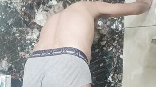 Mira a este peludo profesor gay indio policía papá masturbándose duro en acción POV ardiente