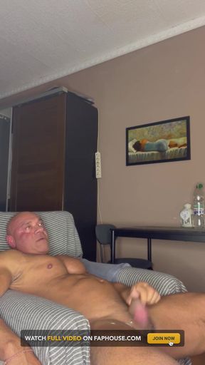 Bodybuilder Jerk off Home