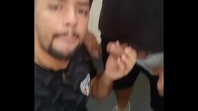 Estava chupando a rola do casado no mict&oacute_rio e o funcion&aacute_rio da limpeza flagrou