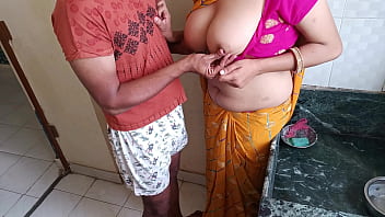 कामवाली की नेवली मैरिड बहू को किचन में पेला जब वो बर्तन धो रही थी