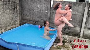 sexo na piscina com 2 branquinhas gostosas
