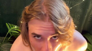 POV-video van amateur jonge travestiet homo's in lingerie, grote penis die anaal wordt geneukt