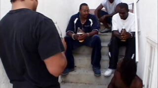 Interracial fellation, éjaculation buccale, baiser, gangbang, succion &#8211; une blonde se fait sodomiser par un homme noir