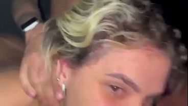 Dupla safada: eu e minha amiga de quatro levando rola dos dois machos, depois boquete duplo at&eacute_ a garganta doer... revezamos cavalgando forte. No final me levaram pra ponte e sentei sozinha na pika