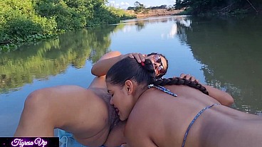 Tigresa e Miia Thalia estão fazendo um sexo lésbico, chupando a xota uma da outra quando de repente chega um pescador e começa a foder e ainda tem o prazer de foder o cuzinho das duas
