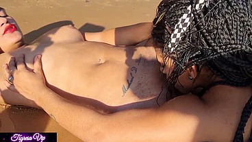 Tigresa e Miia Thalia estão fazendo um sexo lésbico, chupando a xota uma da outra quando de repente chega um pescador e começa a foder e ainda tem o prazer de foder o cuzinho das duas