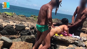 fudendo casada na praia e humilhando o corno por vídeo chamada. putinha fez um boquete no desconhecido que assistia . Fucking married on the beach and humiliating the cuckold by video call.