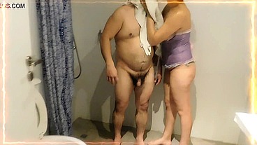 VECINO COJE NINFOMANA PUTA EN LA DUCHA
