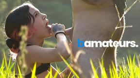 Tattooed babe geniet van een amateur stelletje buiten neuken