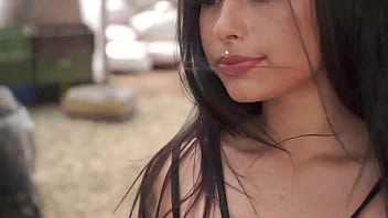 La linda vendedora cautiva a nuestro actor que la invita a grabar una escena porno y ella acepta porque necesita el dinero extra