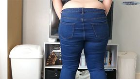 Squats In Tight Jeans (WMV)