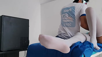 A cabaret dancer visits the doctor and the doctor ends up touching her in a perverted way.