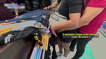 FOMOS NA 25 DE MARÇO E O ESCORPIANO FICOU ESFREGANDO O PAU NA MINHA BUNDA...