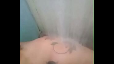 Ruiva casada chupa marido no chuveiro e leva gozada na cara e logo depois vai na balada brinca com as amigas e faz boquete em desconhecido