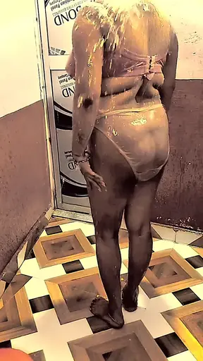Indian housewife gives steamy bath show