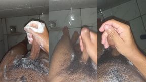 novinho gostoso tomando banho e esfregando bem o pau ate gozar bastante leite