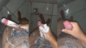 novinho gostoso tomando banho e esfregando bem o pau ate gozar bastante leite