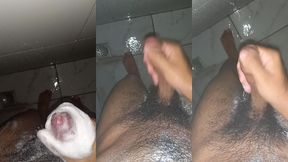 novinho gostoso tomando banho e esfregando bem o pau ate gozar bastante leite