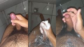 novinho gostoso tomando banho e esfregando bem o pau ate gozar bastante leite