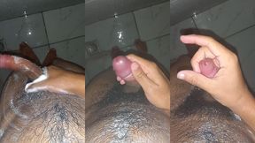 novinho gostoso tomando banho e esfregando bem o pau ate gozar bastante leite