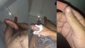 novinho gostoso tomando banho e esfregando bem o pau ate gozar bastante leite