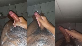 novinho gostoso tomando banho e esfregando bem o pau ate gozar bastante leite
