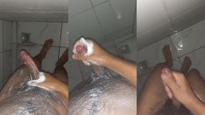 novinho gostoso tomando banho e esfregando bem o pau ate gozar bastante leite