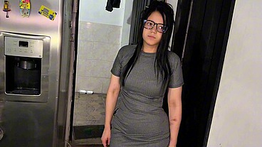 My young and beautiful step-cousin arrives and already knows what she has to do