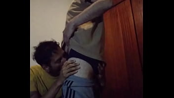 Una deliciosa chupada a este macho