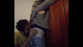 Una deliciosa chupada a este macho