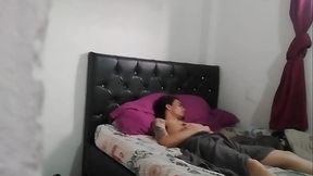 MADRE DESPIERTA A SU HIJASTRO CON UNA BUENA SENTADA DE CARA