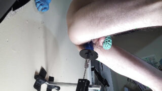 Любительское видео от белого парня, занимающегося сексом в одиночку, с интенсивной долбежкой волосатой задницы и эякуляцией.