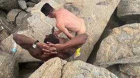 ex-presidiario com tornozeleira me acurralou atras das pedras da praia do abrico e arrombou meu cusao com vontade