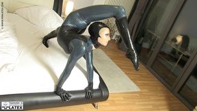 Tatjana akrobatic in latex