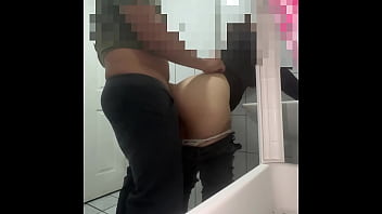 Me la culeo en el ba&ntilde_o del restaurante a una amiga despues de una cita