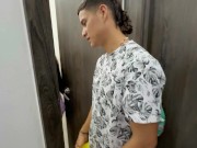 Doy una rica follada con mi enorme polla a mi india hermanastra a cambio de ayudarle con la limpieza