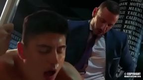 Musculoso acabando com o cu do garoto