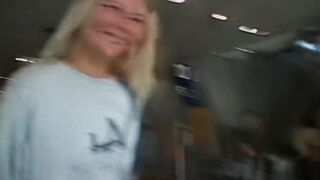 Huebsche Blondine gibt beim Casting alles