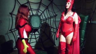 Scarlet Witch och Spider Woman cosplayers knullar varandra med strap-ons